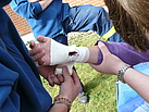 THW-Helfer bei der Versorgung von Verletzten