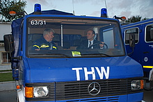 Chokri Ben Jannet, Generaldirektor des Tunesischen Katastrophenschutzes, inspiziert mit THW-Präsident Albrecht Broemme die übergebenen Fahrzeuge.