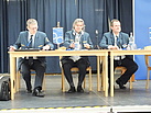 Die Wahlvorstände Jürgen Dieckmann (r.) und Dr. Christiane Bettin (Mitte) sowie Protokollführer Frank Schöpper sorgten für einen reibungslosen Ablauf der Wahl