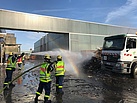 Mit zahlreichen Wasserfontainen kühlten die Einsatzkräfte des THW den brennenden Müll ab (Foto: THW Bochum)