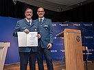 Michael-Franz Knobloch (li.) wurde vom THW-Landesbeauftragen Nicolas Hefner (re.) mit dem THW-Ehrenzeichen in Bronze geehrt. (Foto: THW / Jörg Prochnow)